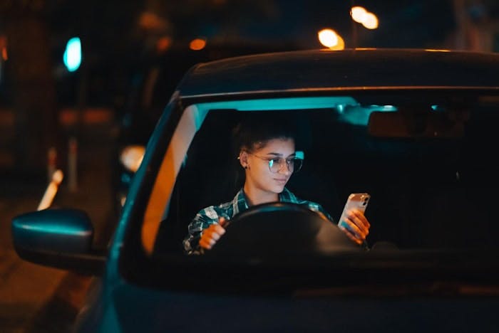 O perigo do uso do celular ao volante no trânsito brasileiro
