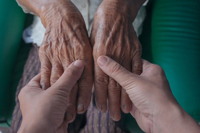 Etarismo: a invisibilidade e o preconceito contra idosos